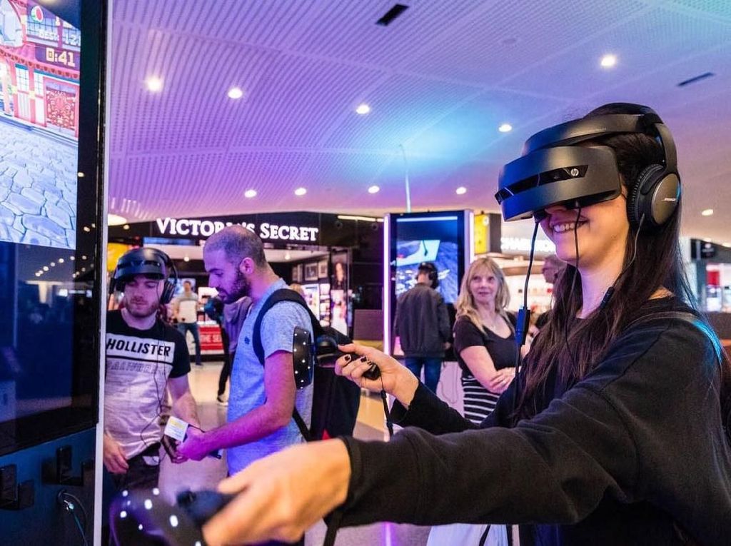 Anti Bosan! Traveler Bisa Main Game VR di Bandara AS Anti Bosan! Traveler Bisa Main Game VR di Bandara AS