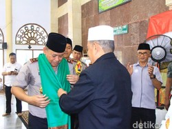 Kulo Nuwun ke PP Sunan Drajat, Kapolda Jatim Dapat Kalungan Sorban