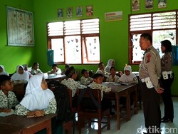 Video: Guru Honorer Mogok Ngajar, Polisi Blitar jadi Guru SD