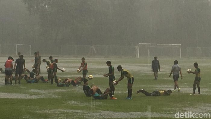 Timnas Indonesia U-16 berlatih di bawah hujan deras menjelang laga dengan India, Rabu (26/9). (Lucas Aditya/detikSport) Timnas Indonesia U-16 berlatih di bawah hujan deras menjelang laga dengan India, Rabu (26/9). (Lucas Aditya/detikSport)