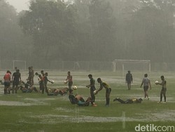 Jelang Lawan India, Latihan Timnas U-16 Diguyur Hujan Deras