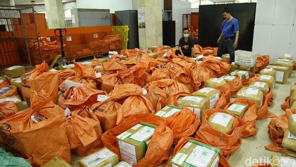 Begini Potret Sibuknya Pak Pos yang Besok Gajian