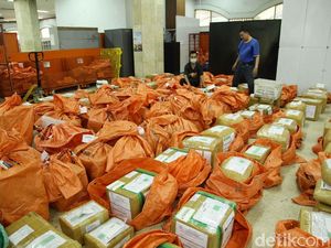 Begini Potret Sibuknya Pak Pos yang Besok Gajian