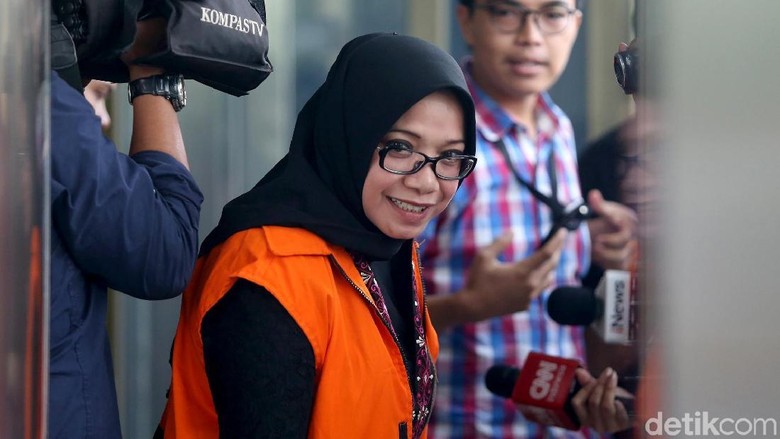 Diborgol KPK dan Pakai Rompi Oranye, Eni Saragih Malah Merasa Keren Diborgol KPK dan Pakai Rompi Oranye, Eni Saragih Malah Merasa Keren