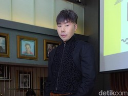 Joget Sambil Kenakan Wig Pirang, Roy Kiyoshi Diolok-olok Netizen