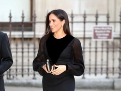 Meghan Markle Kembali Dipuja Publik karena Tutup Pintu Mobil Sendiri