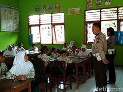 Honorer di Blitar Mogok Ngajar, Polisi Pun Jadi Guru Dadakan