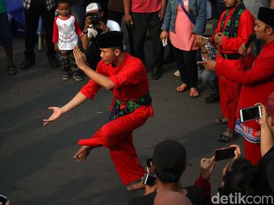 Sambut Petani Kendeng, Begini Aksi Para Pendekar Betawi