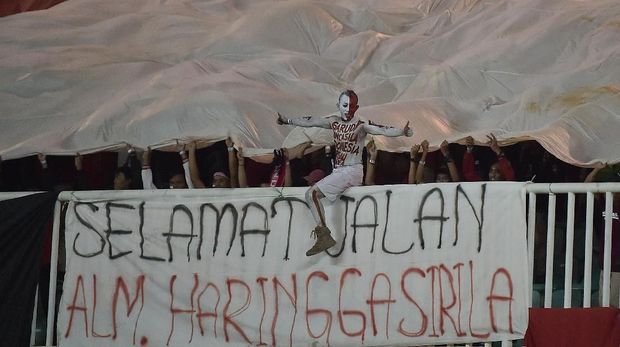 Sepak bola Indonesia kembali berduka dengan meninggalnya Haringga Sirla akibat dikeroyok sejumlah Bobotoh. (