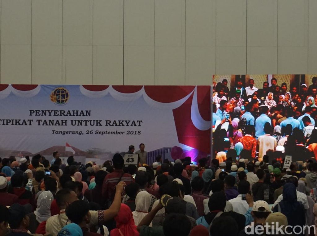 Jokowi Bagikan 10 Ribu Sertifikat Tanah ke Warga Tangerang Jokowi Bagikan 10 Ribu Sertifikat Tanah ke Warga Tangerang