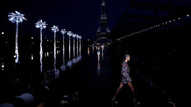Peragaan koleksi Saint Laurent Spring/Summer 2019 digelar di balik bayang-bayang Menara Eiffel, Paris, Prancis.