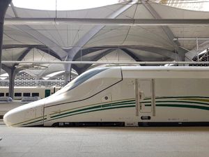 Kereta Haramain Canggih Melesat Bawa Jamaah Haji Lintasi Arab Kereta Haramain Canggih Melesat Bawa Jamaah Haji Lintasi Arab