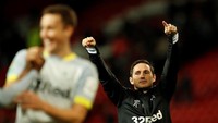 Lampard memenangi duelnya dengan sang mentor, Jose Mourinho. Lampard juga menghentikan rekor buruk Derby atas MU, yang sebelumnya selalu kalah dalam empat pertemuan terakhir. Derby juga menyingkirkan MU di pertemuan terakhir di Piala Liga lewat kemenangan 1-0 pada 2009. (Foto: Andrew Boyers/Action Images via Reuters)