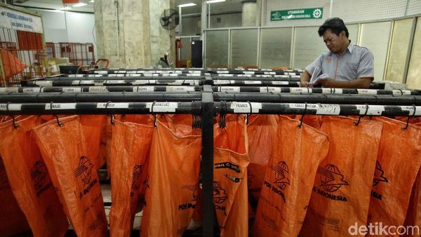 Melihat Kesibukan PT Pos Melayani Jasa Pengiriman