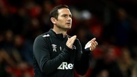 Tak banyak yang berubah dari sikap dan gesture Lampard di dalam dan di pinggir lapangan. Melihat anak didiknya bertarung menghadapi MU, dia terlihat tenang di pinggir lapangan (Jan Kruger/Getty Images)