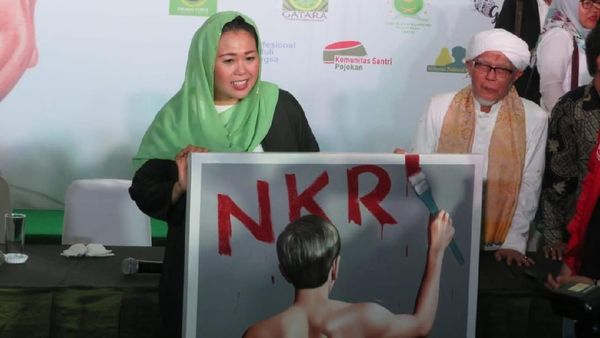 Gaya Kerudung Warna-warni Yenny Wahid, Politikus yang Dukung Jokowi