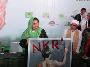 Gaya Kerudung Warna-warni Yenny Wahid, Politikus yang Dukung Jokowi