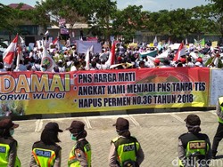 Isak Tangis Guru Honorer Blitar yang Mogok Ngajar di Saat Demo Akbar