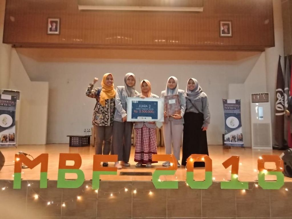 Pelajar di Lamongan Bikin Baterai Berbahan Kulit Pepaya Pelajar di Lamongan Bikin Baterai Berbahan Kulit Pepaya