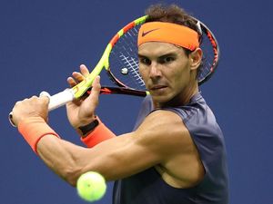 Ketika Rafael Nadal Bantu-Bantu Warga Bersihkan Lumpur Banjir Mallorca