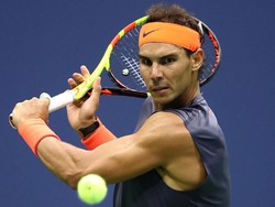 Ketika Rafael Nadal Bantu-Bantu Warga Bersihkan Lumpur Banjir Mallorca