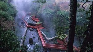 Foto: Pemandian Air Panas Bak Negeri Dongeng