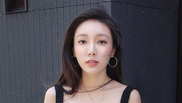 Potret Debbie, Bos Online Shop Cantik yang Senyumnya Bikin Meleleh