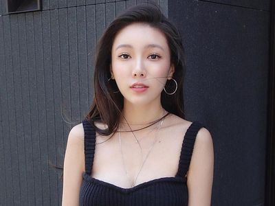 Potret Debbie, Bos Online Shop Cantik yang Senyumnya Bikin Meleleh
