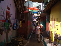 Kampung Kumuh di Cirebon Ini Disulap Warganya Jadi Warna-Warni