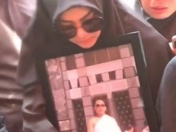 Tangis Syahrini Pecah saat Jenazah Sang Kakak Dikuburkan