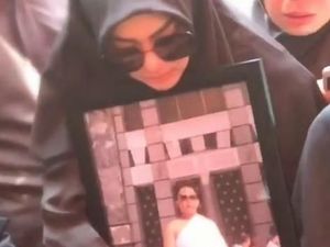 Video: Istri Histeris saat Kakak Syahrini Dikuburkan Video: Istri Histeris saat Kakak Syahrini Dikuburkan