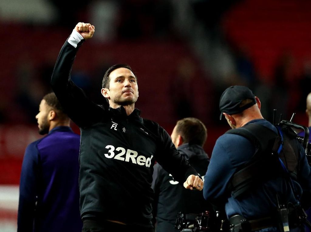 Dikaitkan dengan Chelsea, Frank Lampard Disanjung Cesc Fabregas Dikaitkan dengan Chelsea, Frank Lampard Disanjung Cesc Fabregas