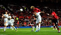 MU selamat. Marouane Fellaini mencetak gol penyama di akhir injury time untuk menjadikan skor 2-2 di waktu normal. Pertandingan pun berlanjut ke adu penalti. (Foto: Gareth Copley/Getty Images)
