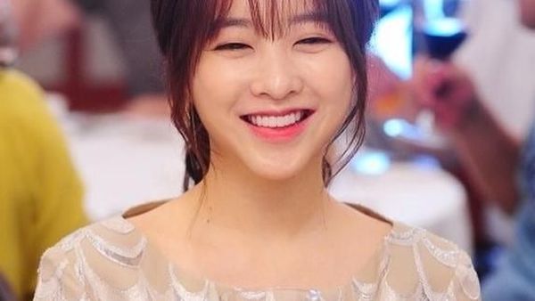 Gemas! Ini Manisnya Park Bo-young Saat Pose dengan Kue dan Minuman