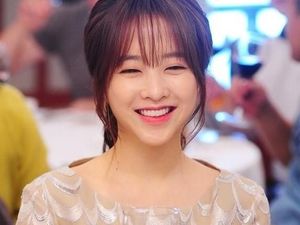 Gemas! Ini Manisnya Park Bo-young Saat Pose dengan Kue dan Minuman