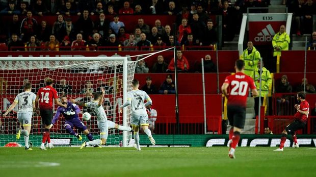 Juan Mata memberikan keunggulan untuk Man United.