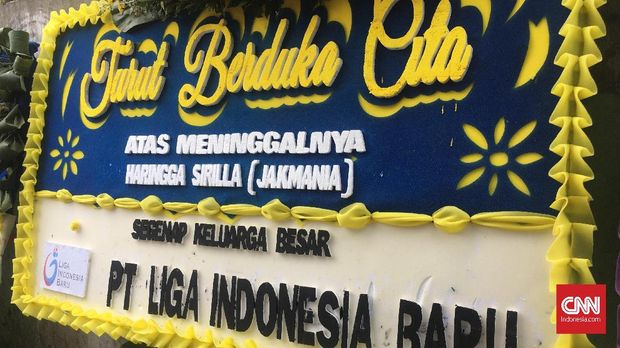 Karangan bunga ucapan duka cita atas meninggalnya fan Persija Haringga Sirla. (