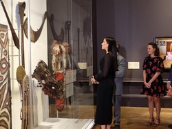 Melihat Pameran Seni Ocenia yang Dikunjungi Megan Markle
