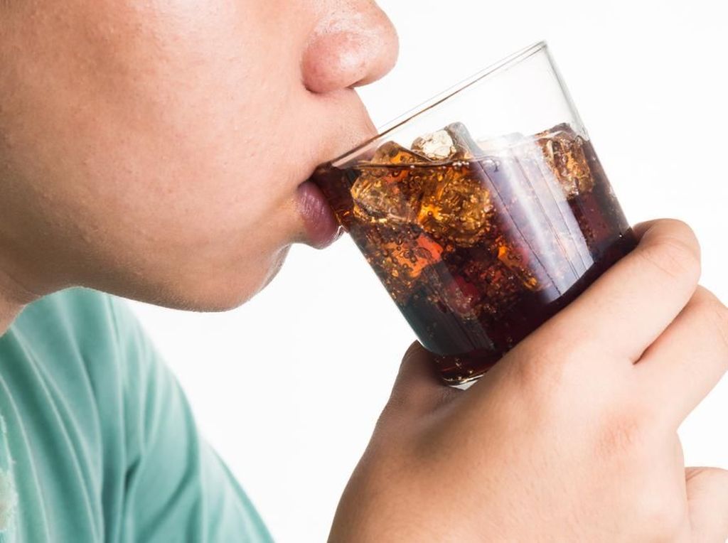 Wanti-wanti Dokter bagi yang Latah Challenge Tahan Sendawa saat Minum Soda