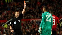 Petaka bagi MU datang usai pertandingan lepas dari sejam. Romero dikartu merah wasit setelah menyentuh bola di luar area penalti. MU mesti bertarung dengan 10 pemain di sisa waktu pertandingan. (Foto: Andrew Boyers/Action Images via Reuters)
