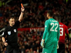 Petaka bagi MU datang usai pertandingan lepas dari sejam. Romero dikartu merah wasit setelah menyentuh bola di luar area penalti. MU mesti bertarung dengan 10 pemain di sisa waktu pertandingan. (Foto: Andrew Boyers/Action Images via Reuters)