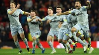 Derby memastikan kemenangannya setelah tendangan penalti Phil Jones bisa diantisipasi Scott Carson. Derby berhak maju ke babak keempat Piala Liga Inggris. (Foto: Gareth Copley/Getty Images)
