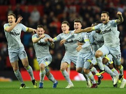Derby memastikan kemenangannya setelah tendangan penalti Phil Jones bisa diantisipasi Scott Carson. Derby berhak maju ke babak keempat Piala Liga Inggris. (Foto: Gareth Copley/Getty Images)