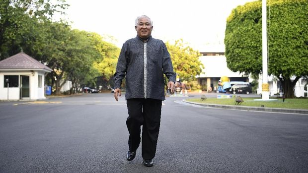 Mantan Ketua Umum PP Muhammadiyah Din Syamsuddin usai bertemu dengan Presiden Joko Widodo di Kompleks Istana Kepresidenan, Jakarta, Selasa (25/9). Kedatangannya ke Istana terkait pengunduran dirinya dari jabatan Utusan Khusus Presiden untuk Dialog dan Kerja Sama Antaragama dan Peradaban. ANTARA FOTO/Puspa Perwitasari/kye/18