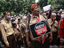 Jurus Pemerintah Selesaikan Masalah Status Guru Honorer