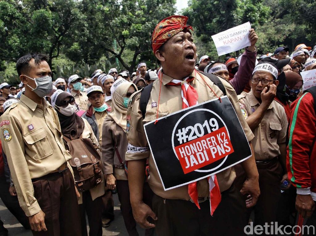 Jurus Pemerintah Selesaikan Masalah Status Guru Honorer Jurus Pemerintah Selesaikan Masalah Status Guru Honorer