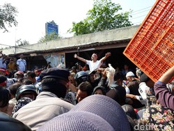 2 Orang Pingsan Saat Berebut 1.500 Ekor Ayam Gratis di Solo