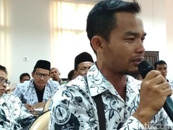 Tangisan Guru Honorer di Blitar