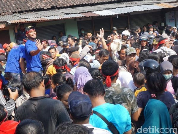 Aksi Peternak Bagi-bagi Ayam Gratis karena Harga Anjlok