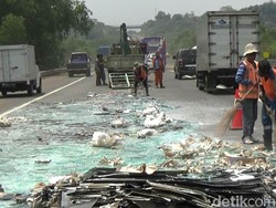 Truk Pengangkut Kaca Terguling, Tol Cipularang Macet Panjang
